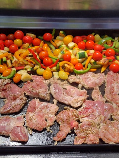 Una foto de Barbacoa de carne y verduras