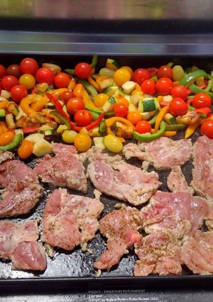 Una foto de Barbacoa de carne y verduras