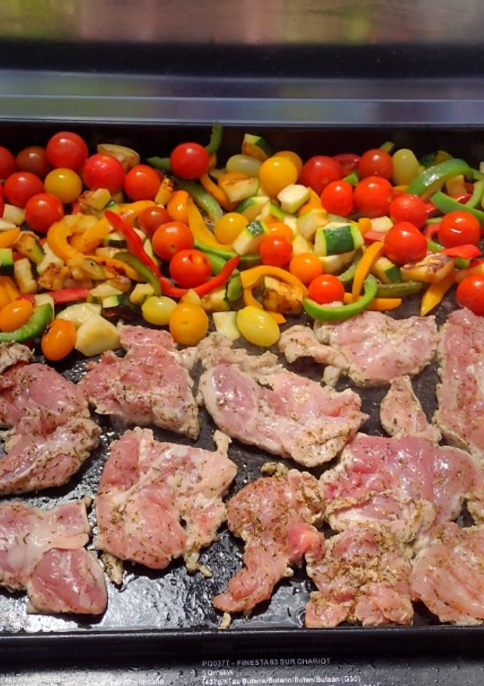 Una foto de Barbacoa de carne y verduras