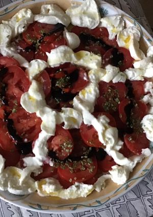 Une photo de Salade de tomates à la burrata et au basilic façon dessert