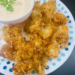 A picture of Crispy fried prawns wrapped with rice vermicelli.