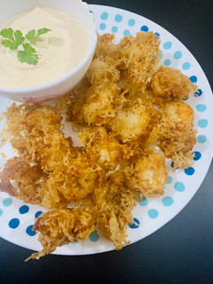 A picture of Crispy fried prawns wrapped with rice vermicelli.