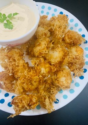 A picture of Crispy fried prawns wrapped with rice vermicelli.