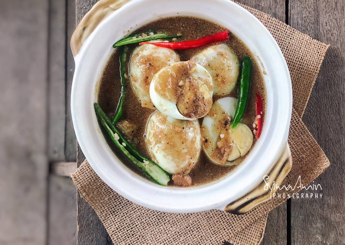 Telur rebus dengan kurma