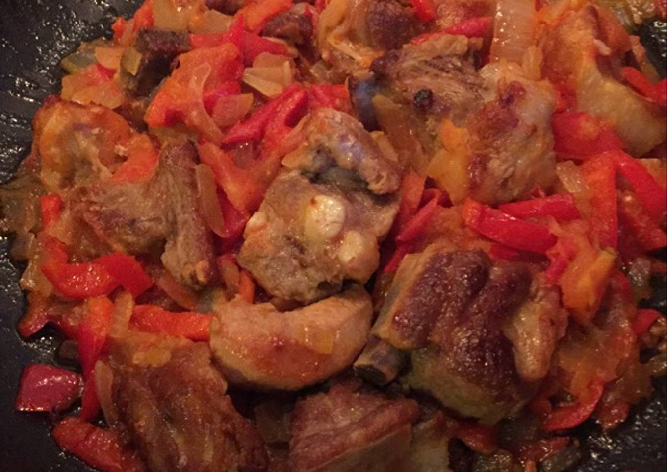 Cerdo costillas with tomato sauce