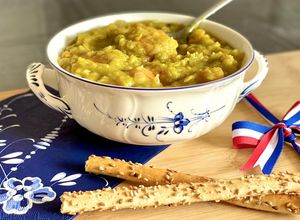 Una foto de 🇳🇱 SOPA de ARVEJAS (“Erwtensoep” versión vegana, Países Bajos)