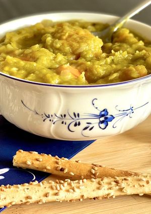 Una foto de 🇳🇱 SOPA de ARVEJAS (“Erwtensoep” versión vegana, Países Bajos)
