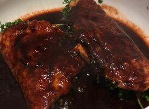 Una foto de Tortitas de huauzontle en chile pasilla