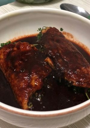 Una foto de Tortitas de huauzontle en chile pasilla