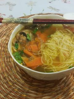 Una foto de Pho vegano a mi manera