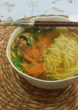 Una foto de Pho vegano a mi manera
