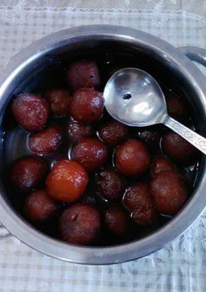 A picture of Gulab Jamun.