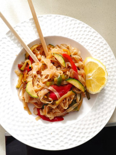 Una foto de Noodles de arroz con verduritas