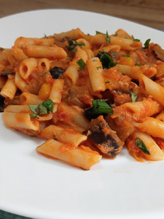 Una foto de Macarrones con atún y berenjena #pasta