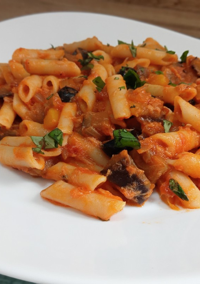 Una foto de Macarrones con atún y berenjena #pasta