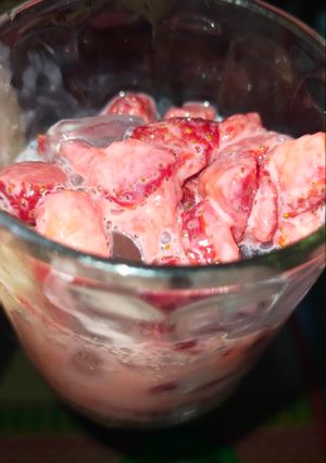 Hình của món Dâu tây dầm sữa đặc 🍓.