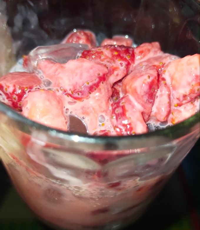 Hình của món Dâu tây dầm sữa đặc 🍓.