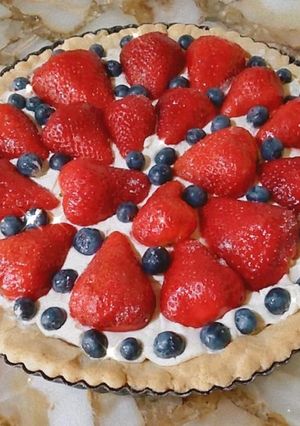 Una foto de Tarta de frutillas y arándanos🍓🥧🫐