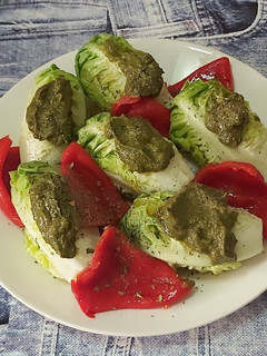 Una foto de Ensalada de cogollos de lechuga con toque