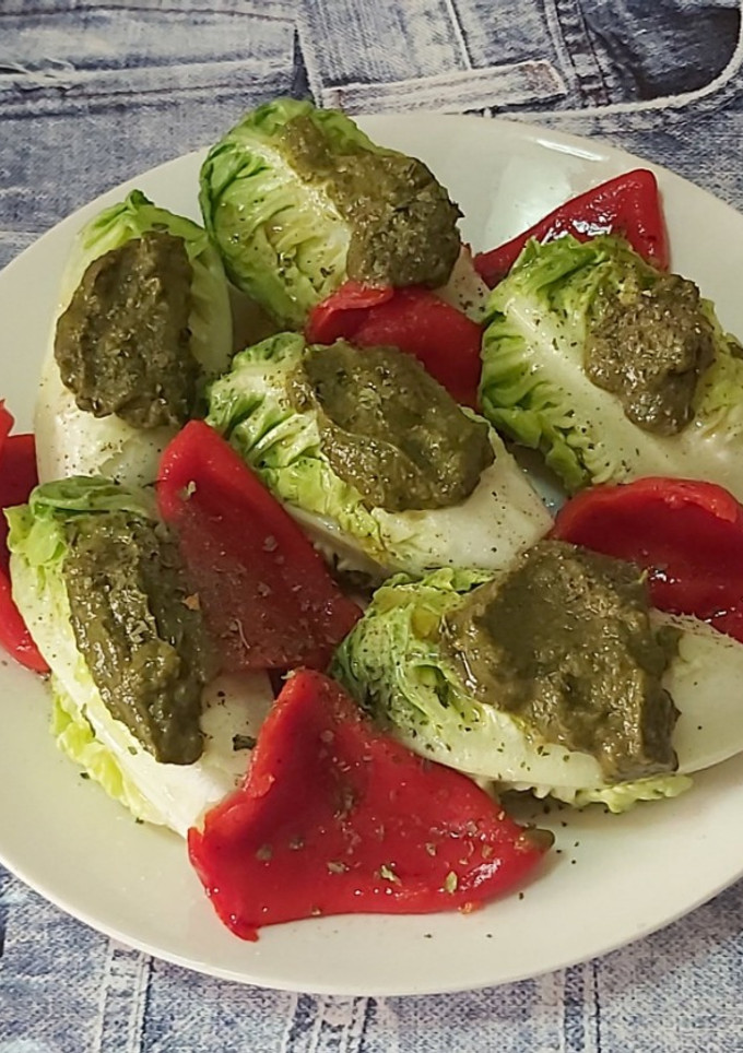 Una foto de Ensalada de cogollos de lechuga con toque