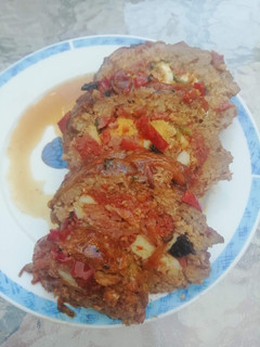 Una foto de Rollo de carne rellena de chorizo en salsa al horno