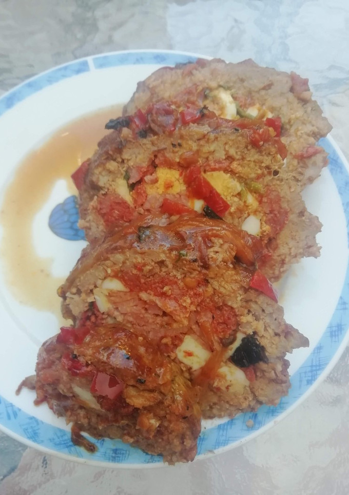 Una foto de Rollo de carne rellena de chorizo en salsa al horno