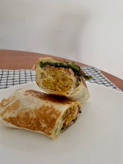 Una foto de Durum de albahaca y albóndigas veganas