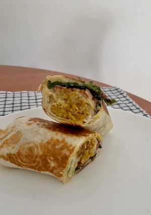 Una foto de Durum de albahaca y albóndigas veganas