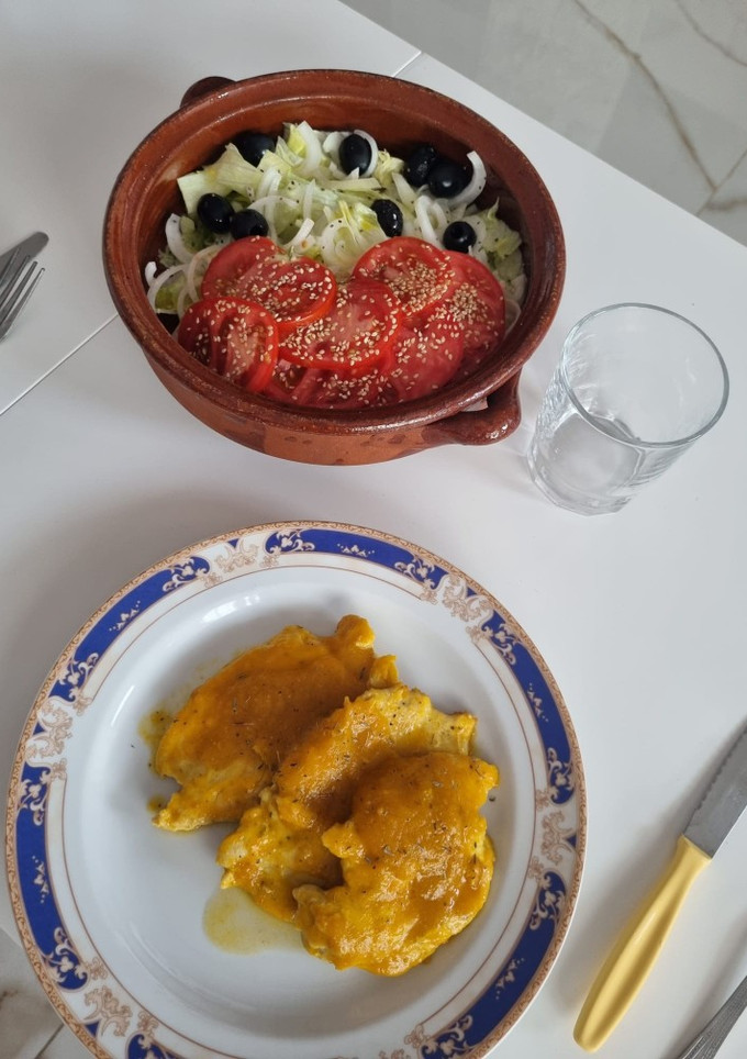 Una foto de Pollo con salsa sano