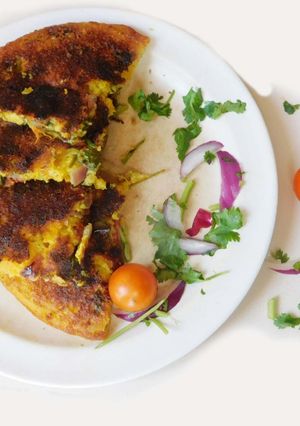 A picture of A Healthy veggie rich Uthappam.