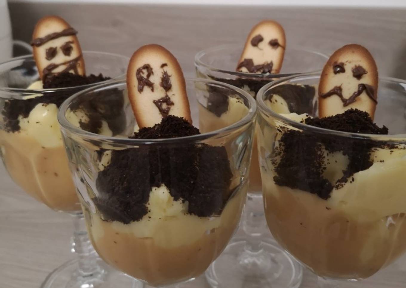 Cimetière à la crème pâtissière et noisette et terre d'oreo