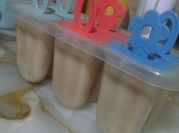 Una foto de palitos helado
