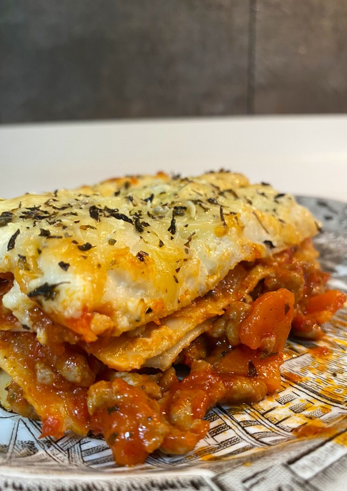 Una foto de Lasaña de carne con boloñesa y bechamel