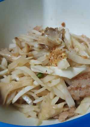 รูปของ ผัดมันแกวทวิเห็ด Yam bean fried with 2 types of mushrooms