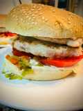 Doble chicken cheese burger con pepinillo