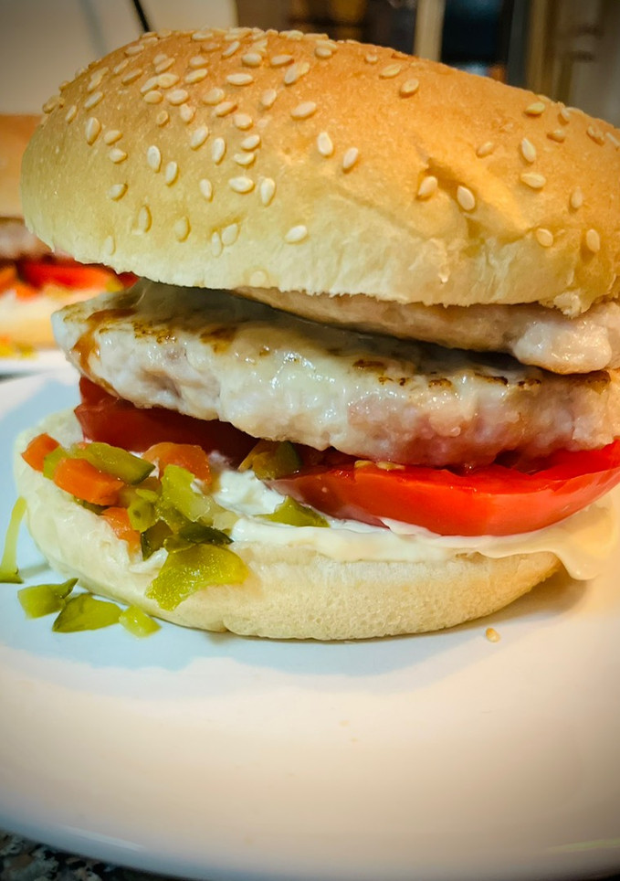 Una foto de Doble chicken cheese burger con pepinillo