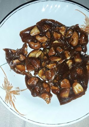 ડ્રાયફ્રુટ ચીકી(Dryfruit chikki recipe in Gujarati) રેસીપી મુખ્ય ફોટો