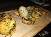 Una foto de pan de ajo