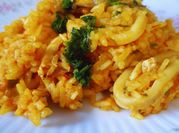 Una foto de paella de marisco con pollo