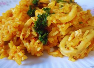 Una foto de 🥘 🍤 Paella de frutos de mar y pollo 🍽 🇪🇸