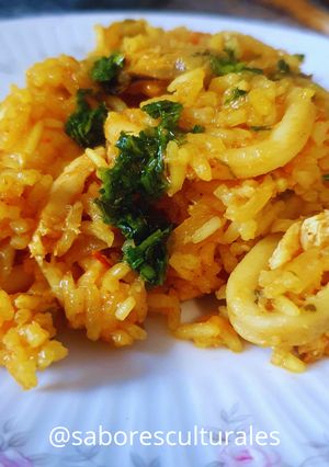 Una foto de 🥘 🍤 Paella de frutos de mar y pollo 🍽 🇪🇸