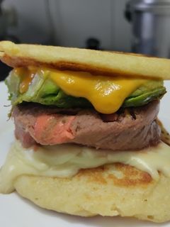 Una foto de Sándwich🥯en pan🧀de yuca y queso con mortadela casera🍞🥙🥩