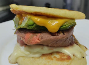 Una foto de Sándwich🥯en pan🧀de yuca y queso con mortadela casera🍞🥙🥩
