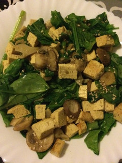 Una foto de Ensalada ligera de espinacas, setas y tofu