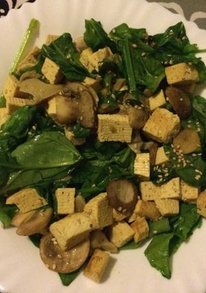Foto principal de Ensalada ligera de espinacas, setas y tofu
