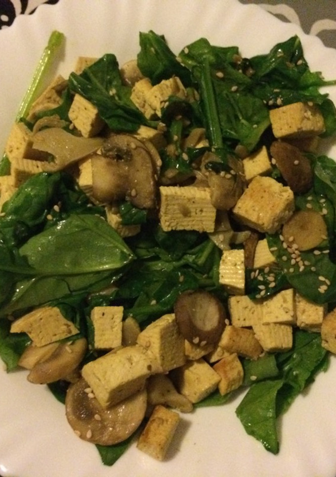 Una foto de Ensalada ligera de espinacas, setas y tofu