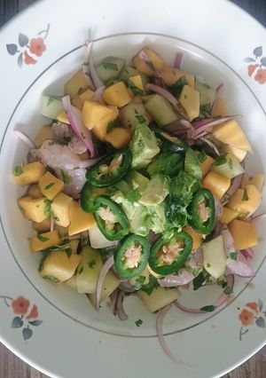 Una foto de Ceviche de mango y camarón