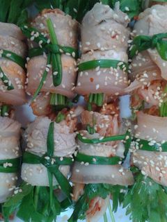 Hình của món Thịt luộc cuốn kim chi.
