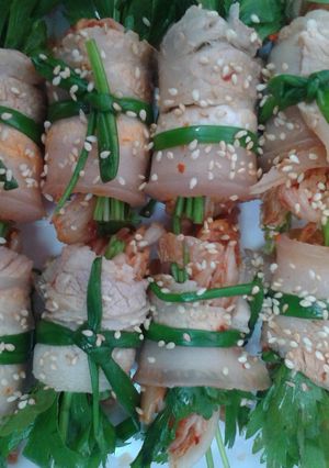 Hình của món Thịt luộc cuốn kim chi.
