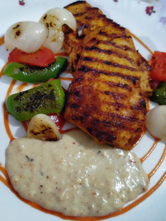 A picture of Grilled chicken with tarragon sauce.